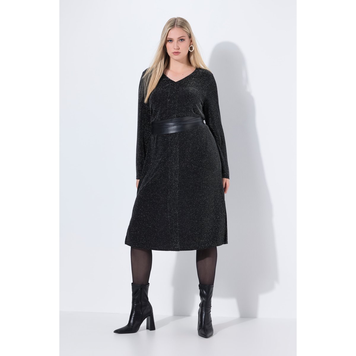 Robe midi scintillante. Décolleté en V noir, ULLA POPKEN