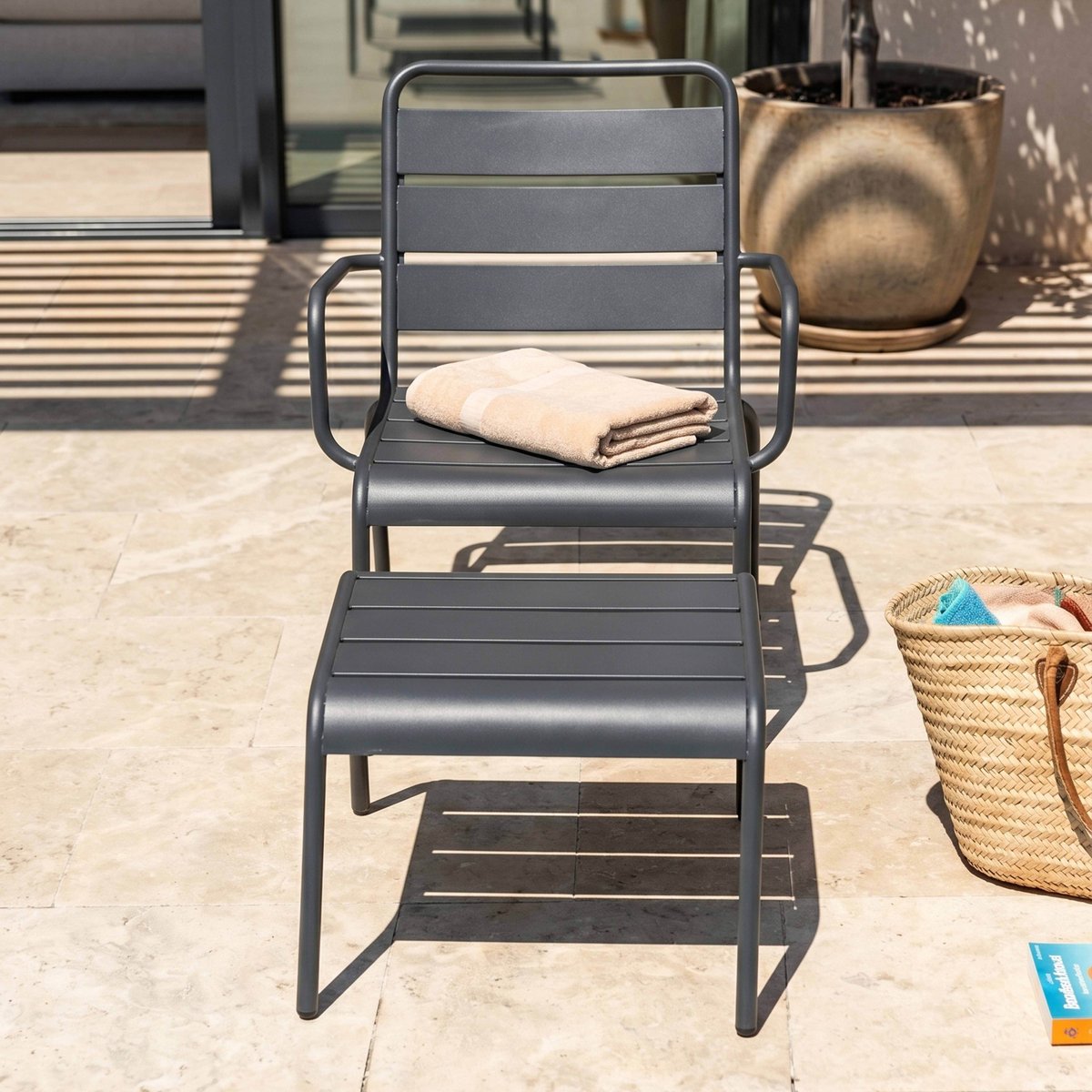 Fauteuil de jardin bas en métal et repose-pieds, PALAVAS gris anthracite, OVIALA