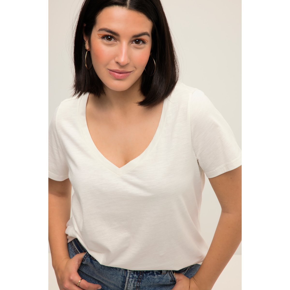T-shirt à manches courtes et encolure V. blanc cassé, STUDIO UNTOLD