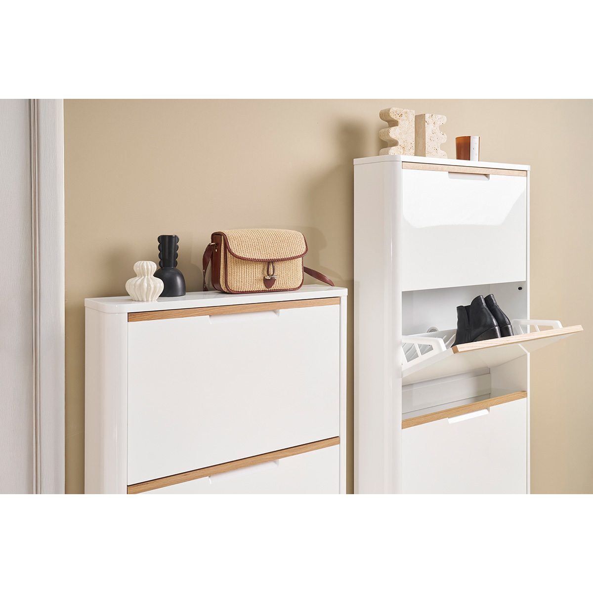Meuble à chaussures 4 portes finition blanc laqué brillant L68 cm KIRK chêne clair, MILIBOO