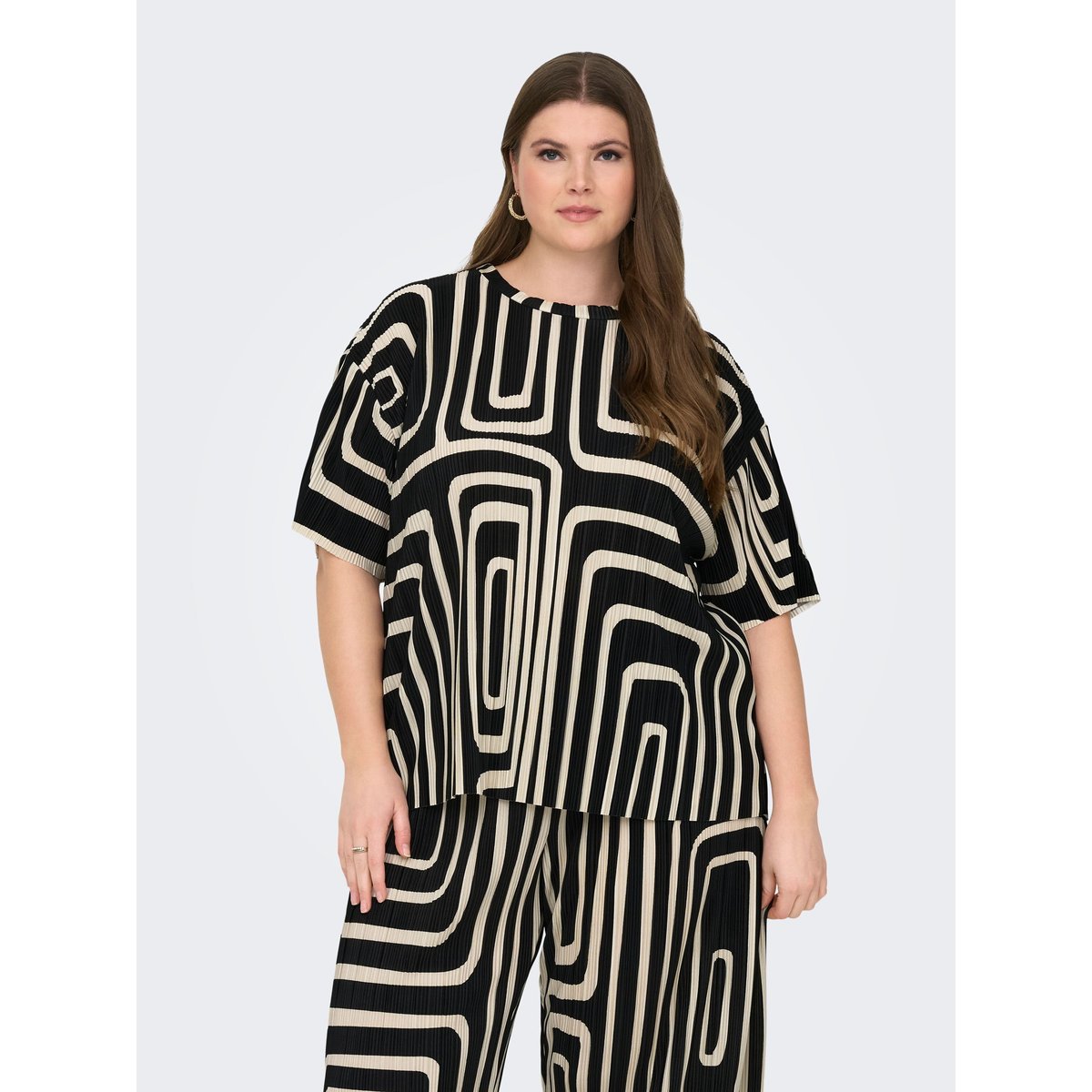 Top écru et noir plissé pourvu d'un motif géométrique et d'un col rond noire - black, ONLY CARMAKOMA