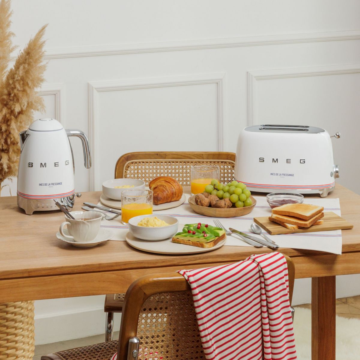 Bouilloire à température réglable 1,7 litre KLF04 blanc inès de la fressange brillant, SMEG