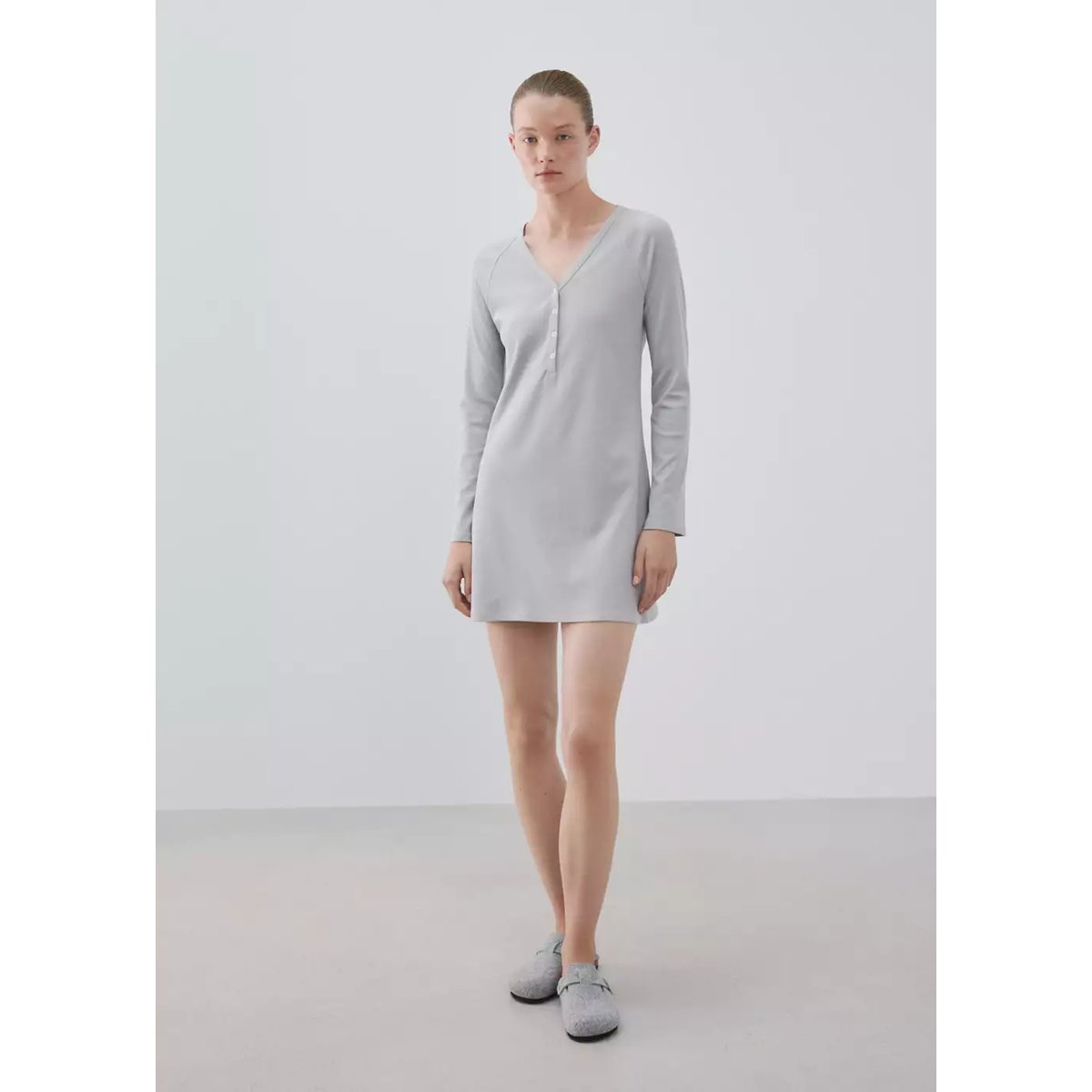 Chemise de nuit en coton et viscose à encolure en V gris, MANGO