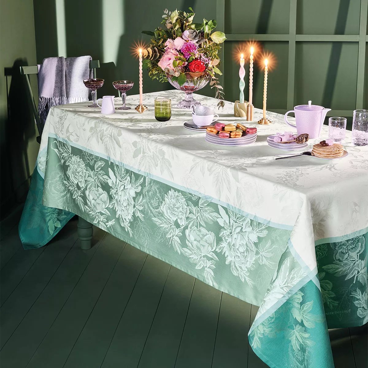 Chemin de table pur coton antitache JARDIN DE PIVOINES vert, GARNIER THIEBAUT