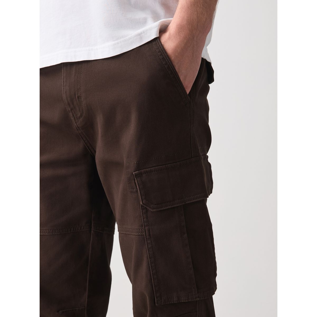 Pantalon cargo stretch en coton marron foncé, NEXT