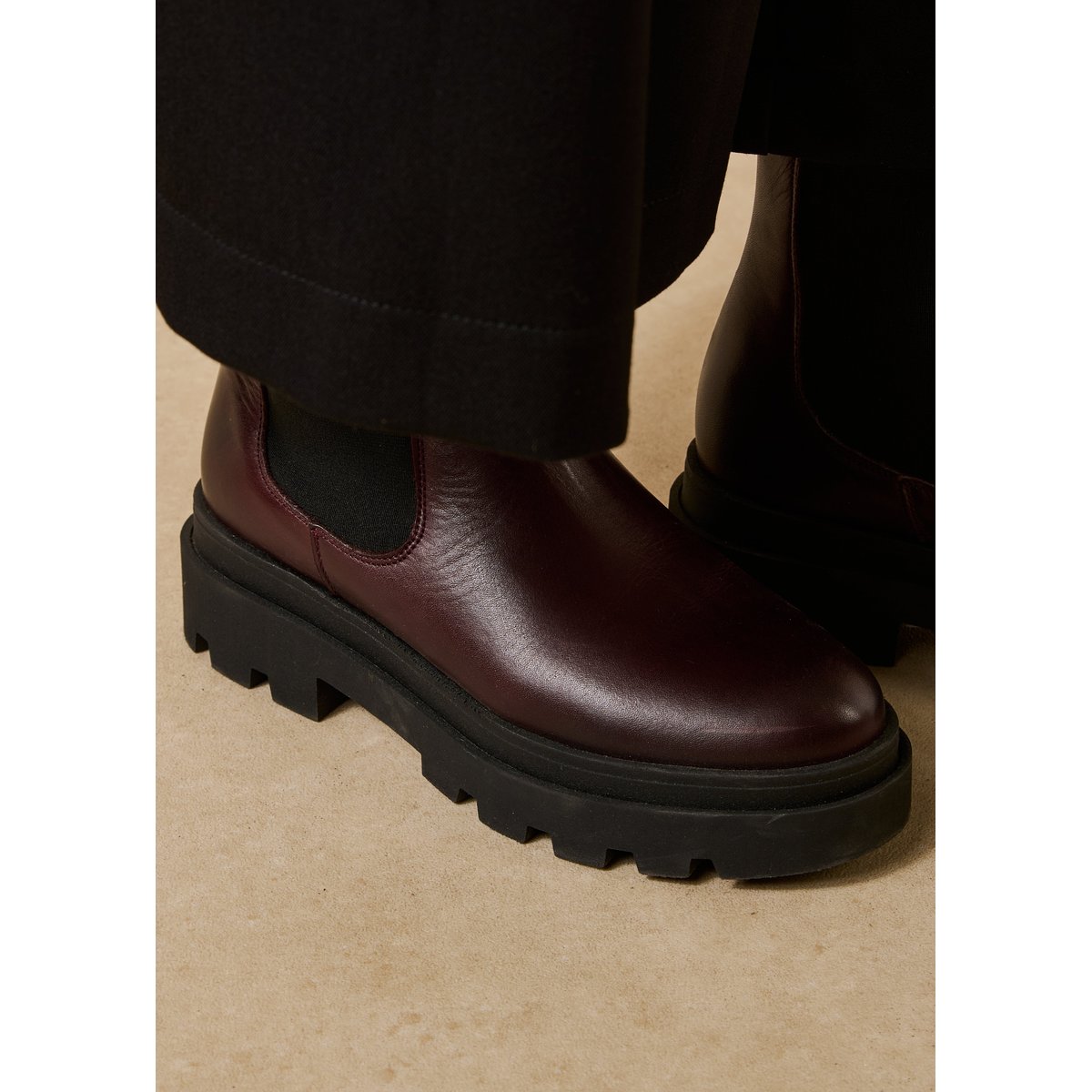Bottines chelsea en cuir bordeaux / noir, LA FEE MARABOUTEE