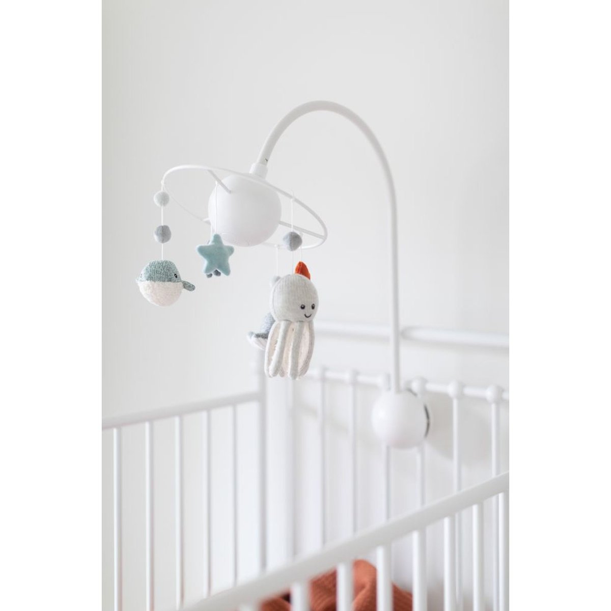Mobile pour bébé orange, vert, blanc, FLOW