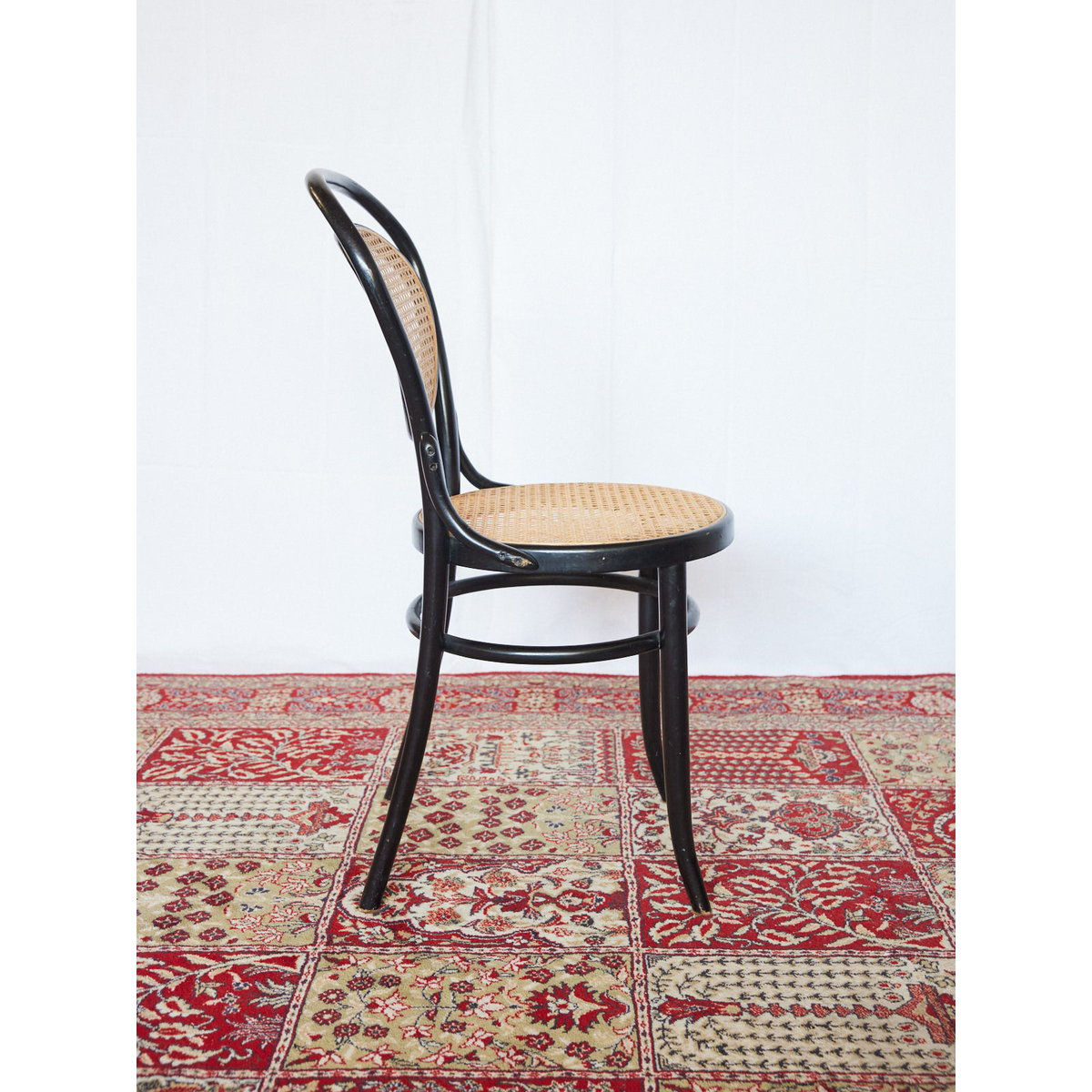 Lot de 4 chaises cannées en bois courbé Claude N°1437 - Bon état noir, DEBONGOUT