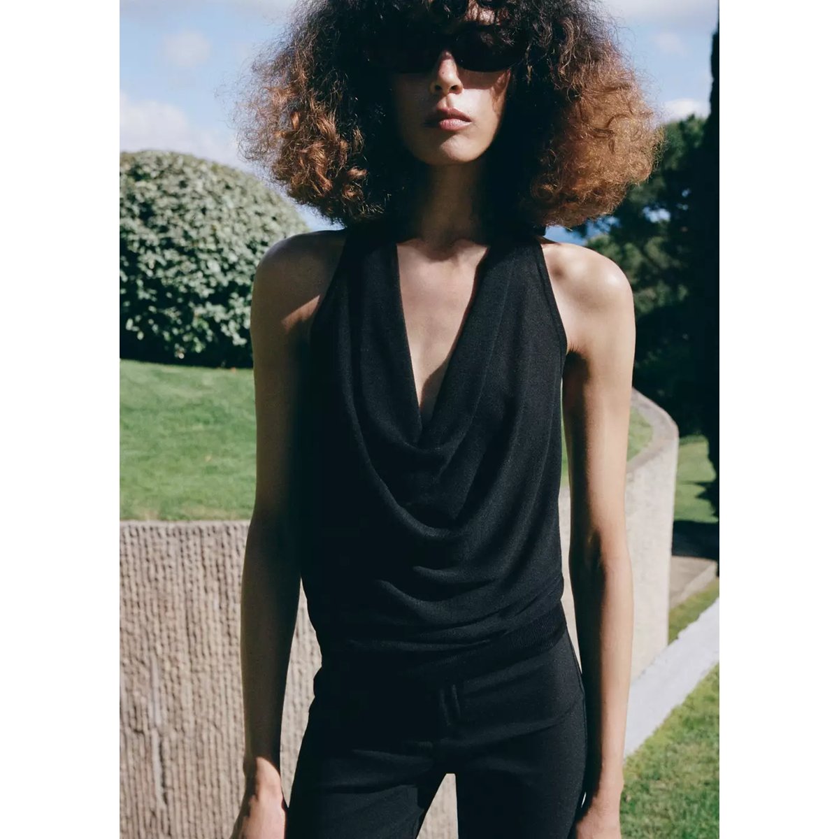 Top drapé en maille fine noir, MANGO