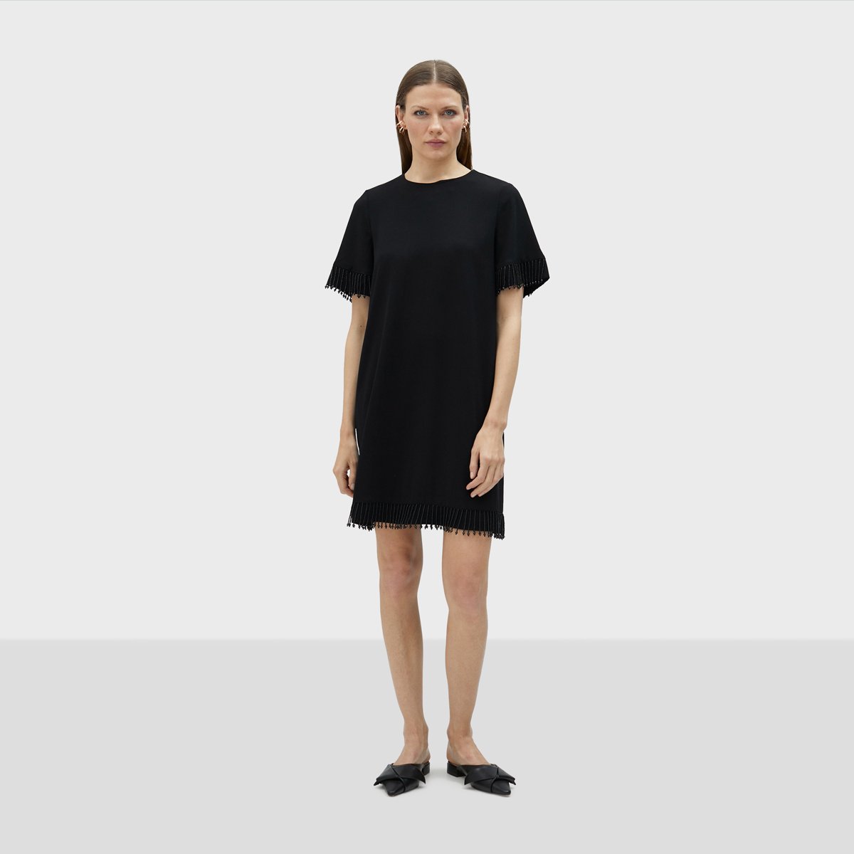 Robe courte avec franges en strass sur les manches et le bas noir, LOLA CASADEMUNT