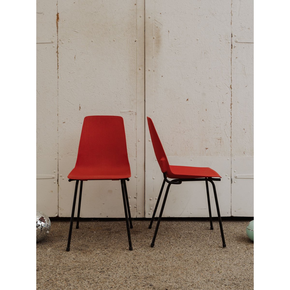 Paire de chaises rouges Alma N°1616 - Bon état noir, DEBONGOUT