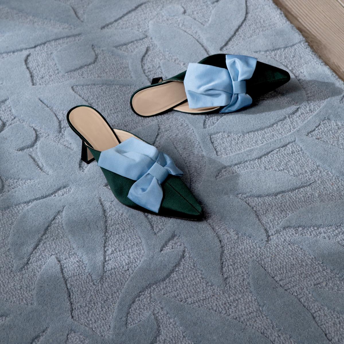 Tapis salon et chambre fait main en laine motif floral CLEAVERS bleu, UN AMOUR DE TAPIS
