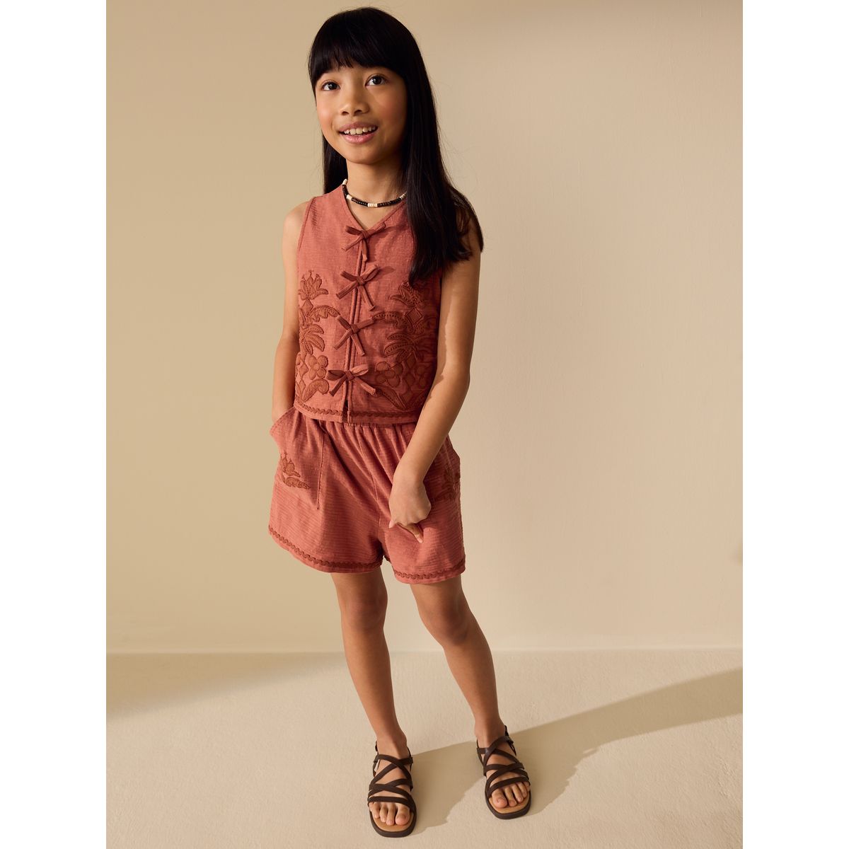 Ensemble gilet et short avec appliqué texturé marron rouille, NEXT