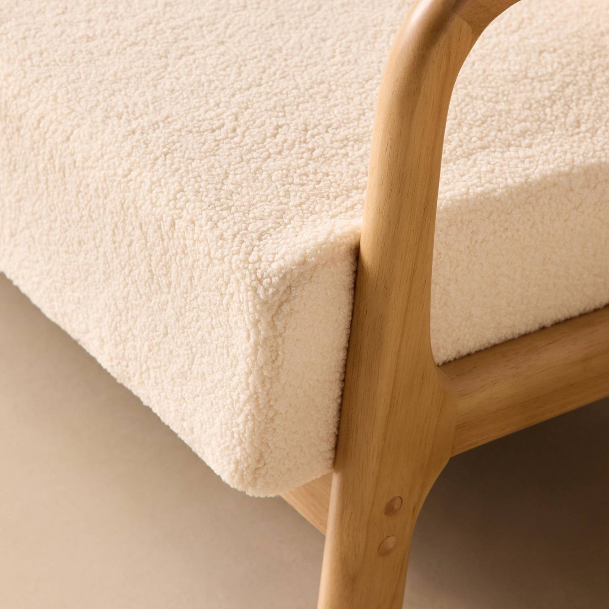 Banquette scandinave 2 places bois d'hévéa et bouclette LORENS crème, SWEEEK