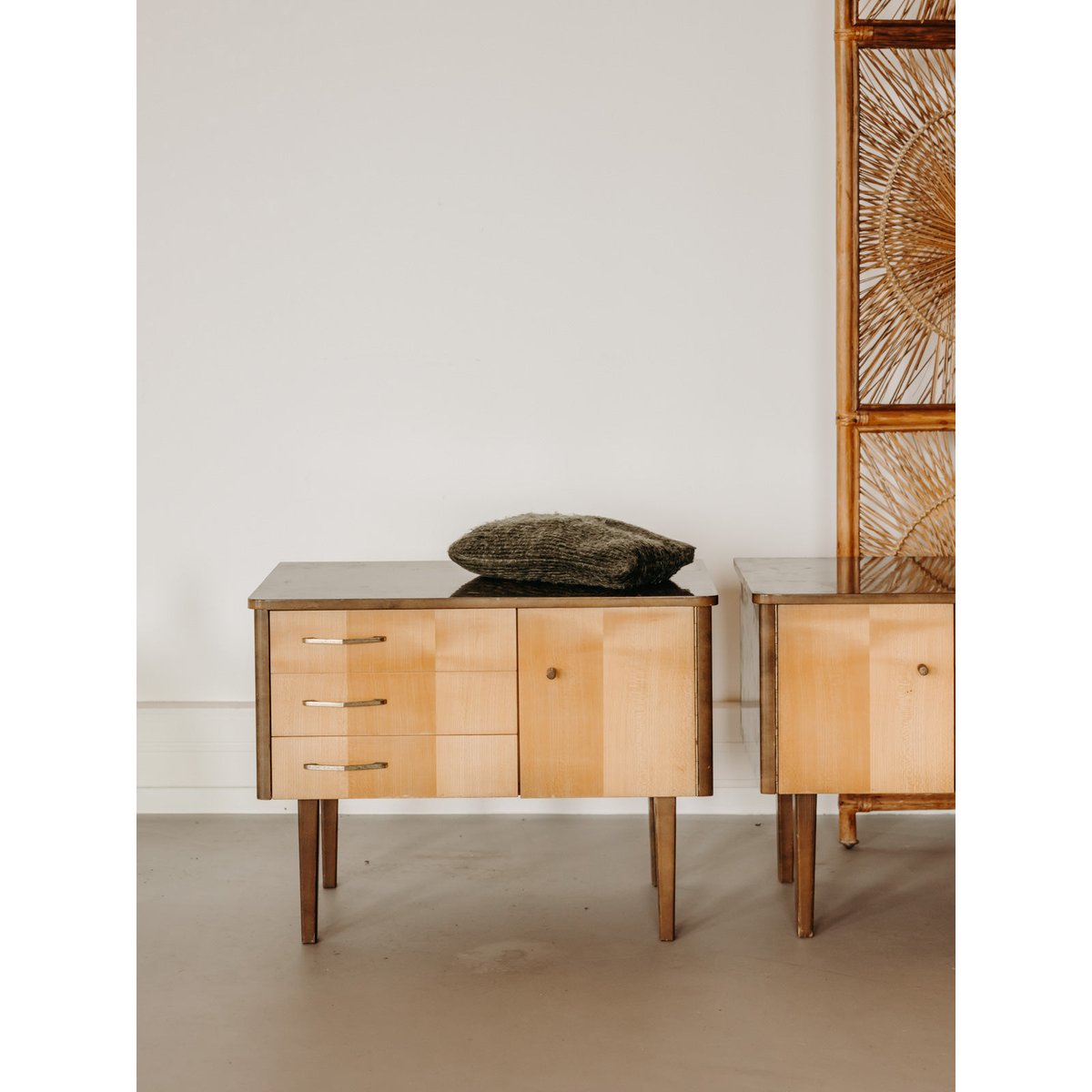 Paire de tables de chevet au placage en bois Maïa N°1593 - Bon état bois foncé, DEBONGOUT