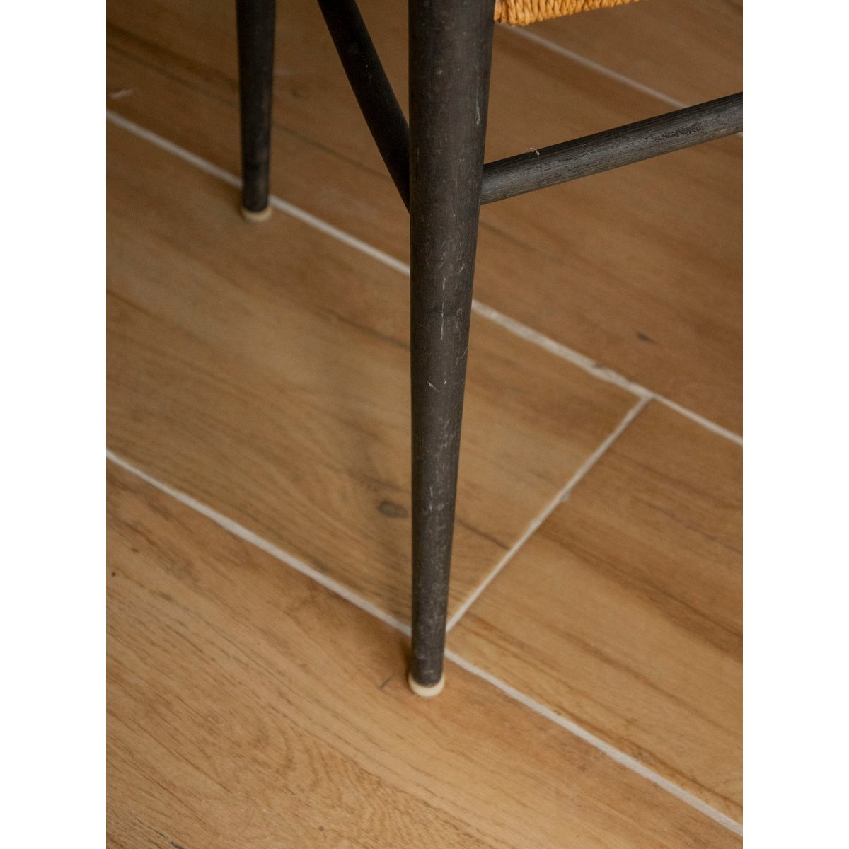 Paire de chaises aux lignes épurées Claude N°1563 - Bon état bois foncé, DEBONGOUT