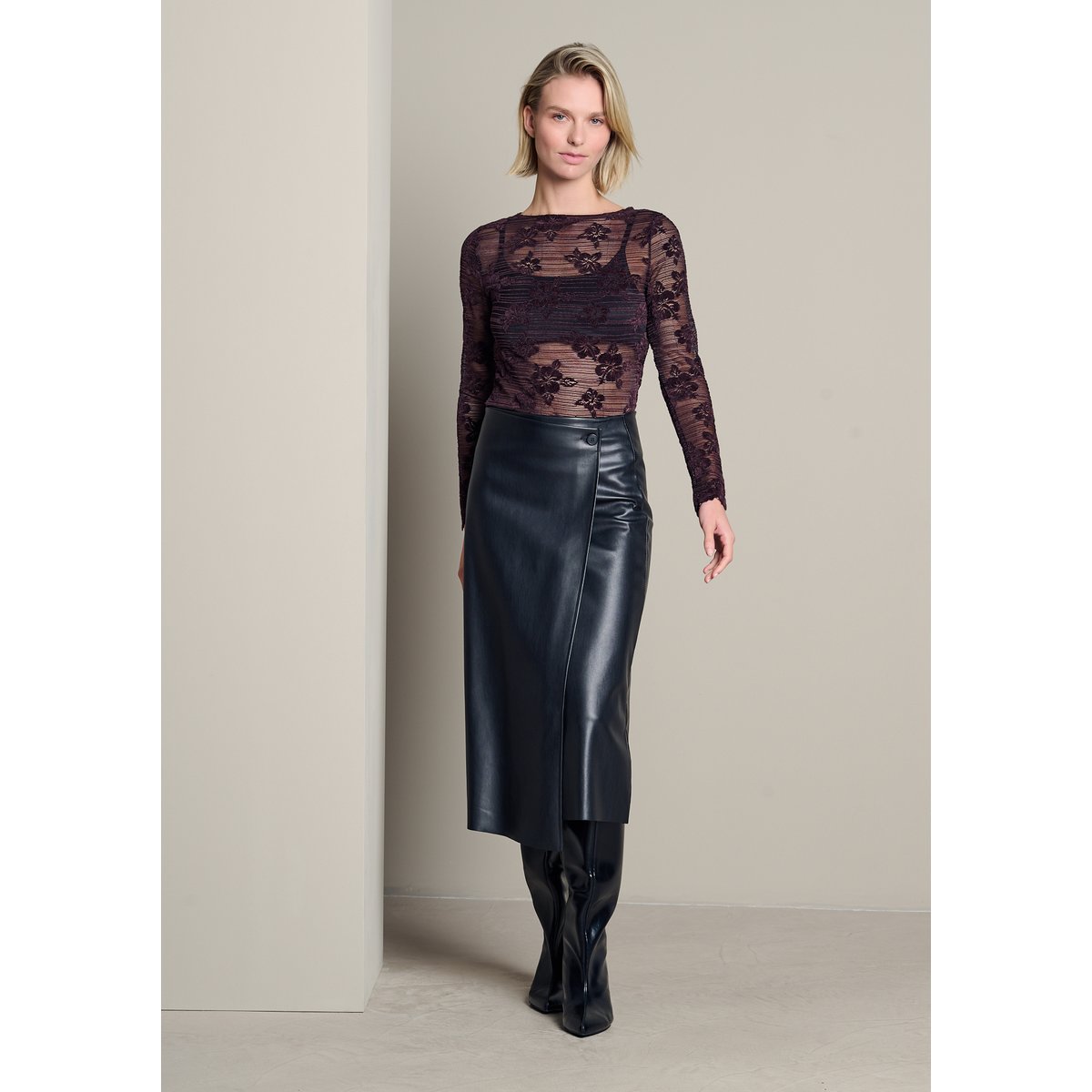 T-shirt col montant en dentelle aubergine, LOLALIZA