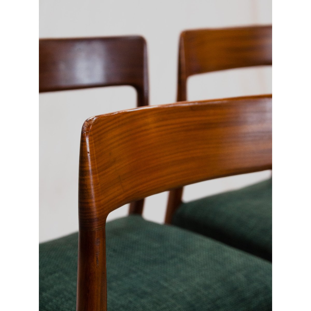 Lot de 4 chaises en teck et tissu Alma N°2134 - Bon état bois foncé, DEBONGOUT