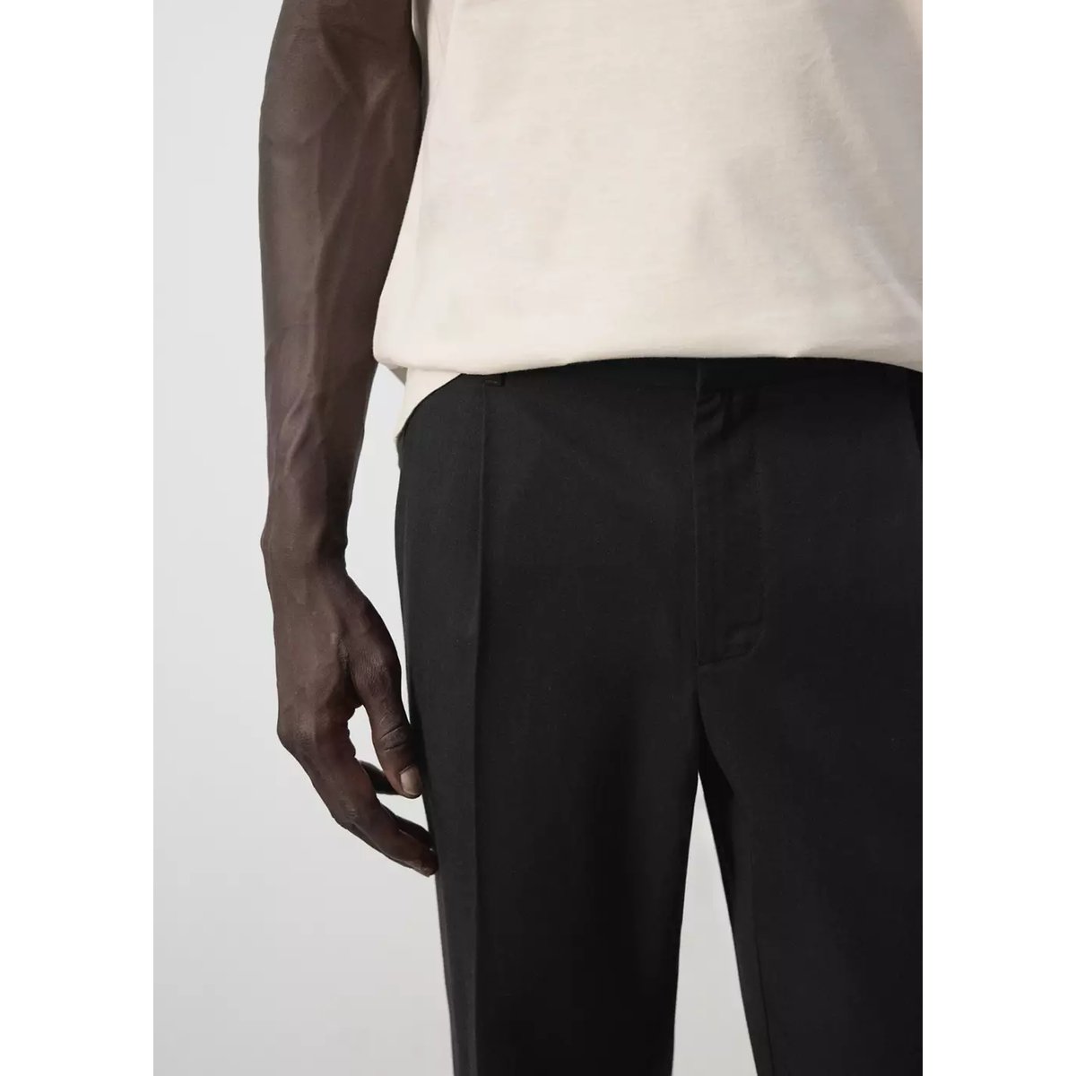 Pantalon regular fit en mélange de lyocell et coton noir, MANGO MAN