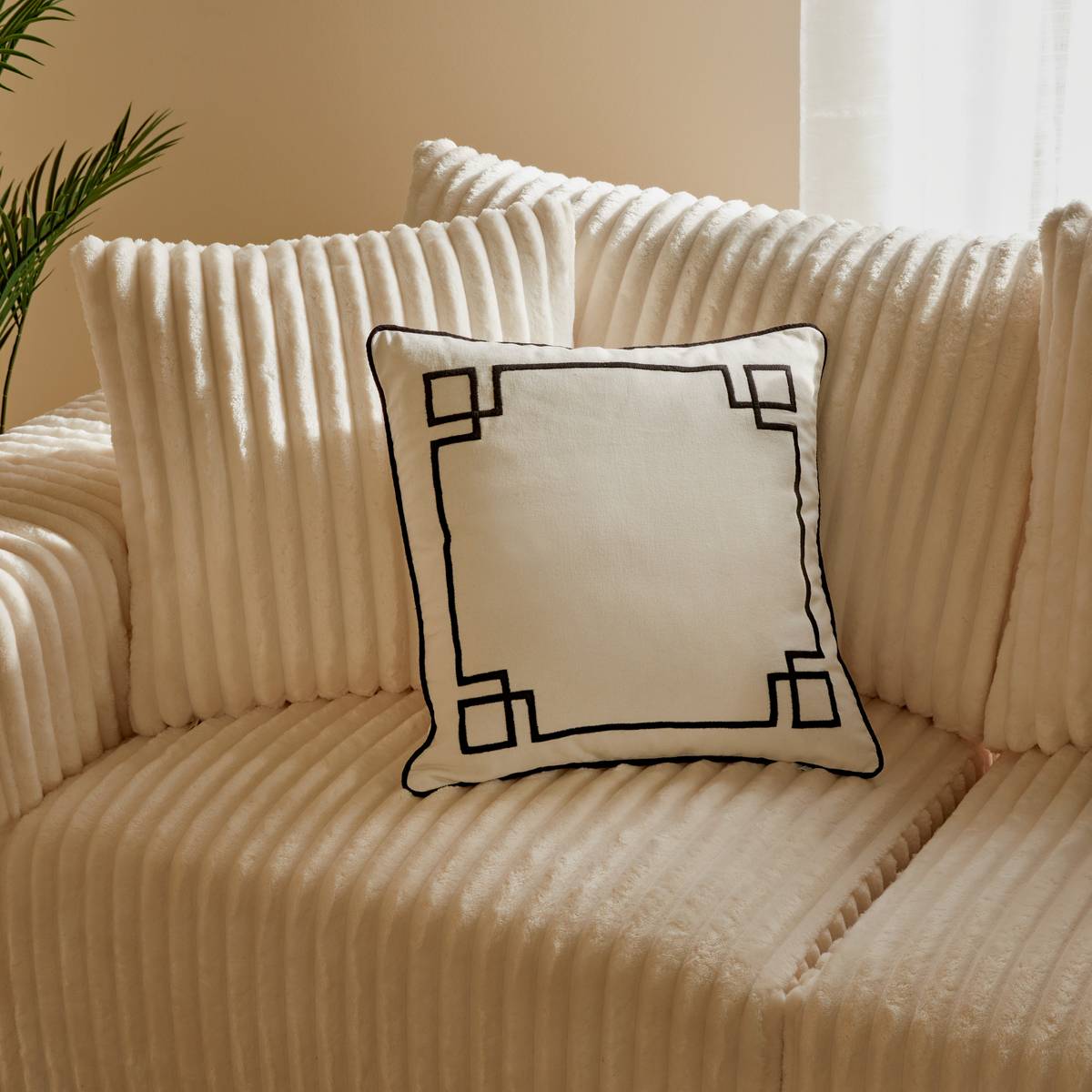 Coussin déhoussable en coton brodé THE PALM RESORT blanc, ATMOSPHERA