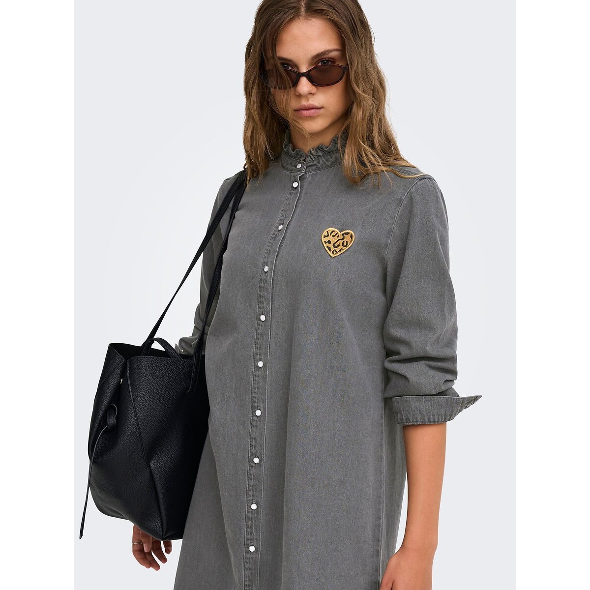 Abito in denim con collo alla coreana, piccolo cuore sul petto grigio, ONLY