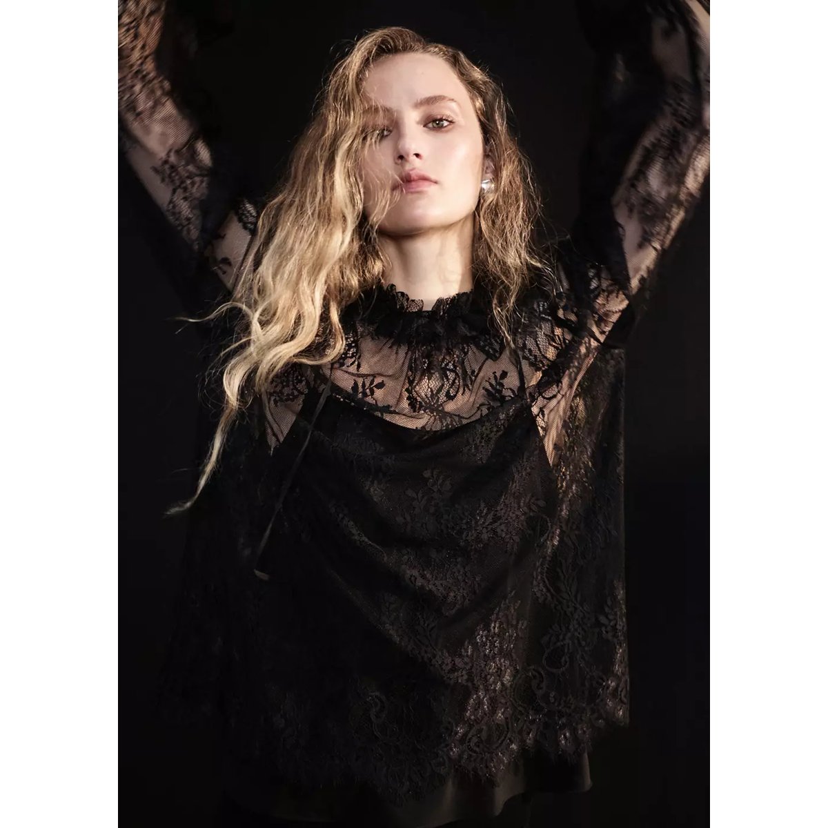 Blouse en dentelle semi-transparente noir, MANGO