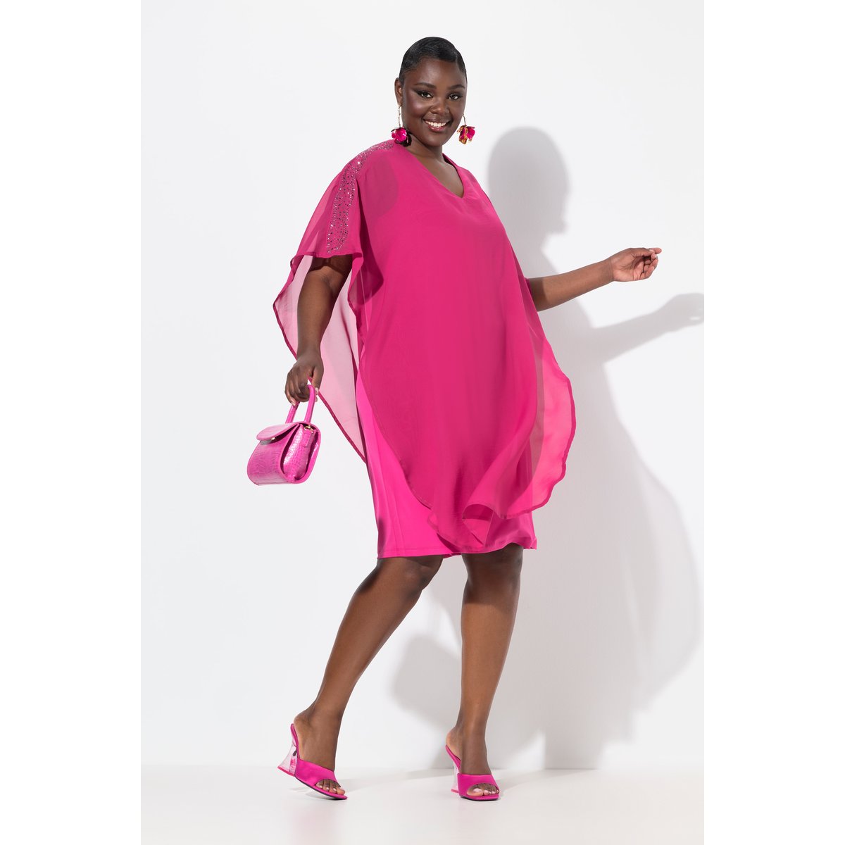 Robe en mousseline, multicouche. Décolleté V magenta, ULLA POPKEN