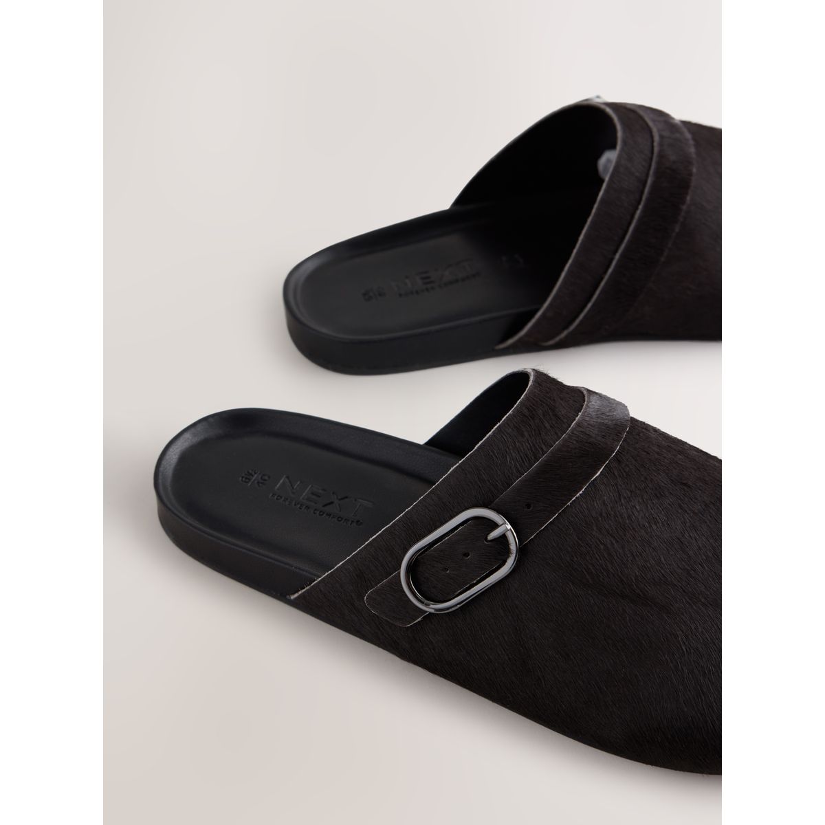 Chaussures fines à bout rond et assise moulée noir, NEXT