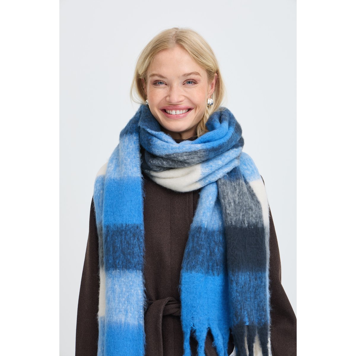 Écharpe bleu blue check scarf, B.YOUNG