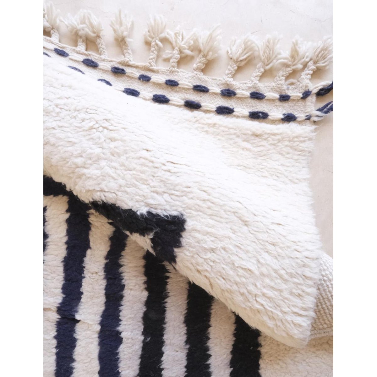 Tapis berbère élégant pour intérieur moderne en laine 175 x 268 cm noir intense, AFK LIVING