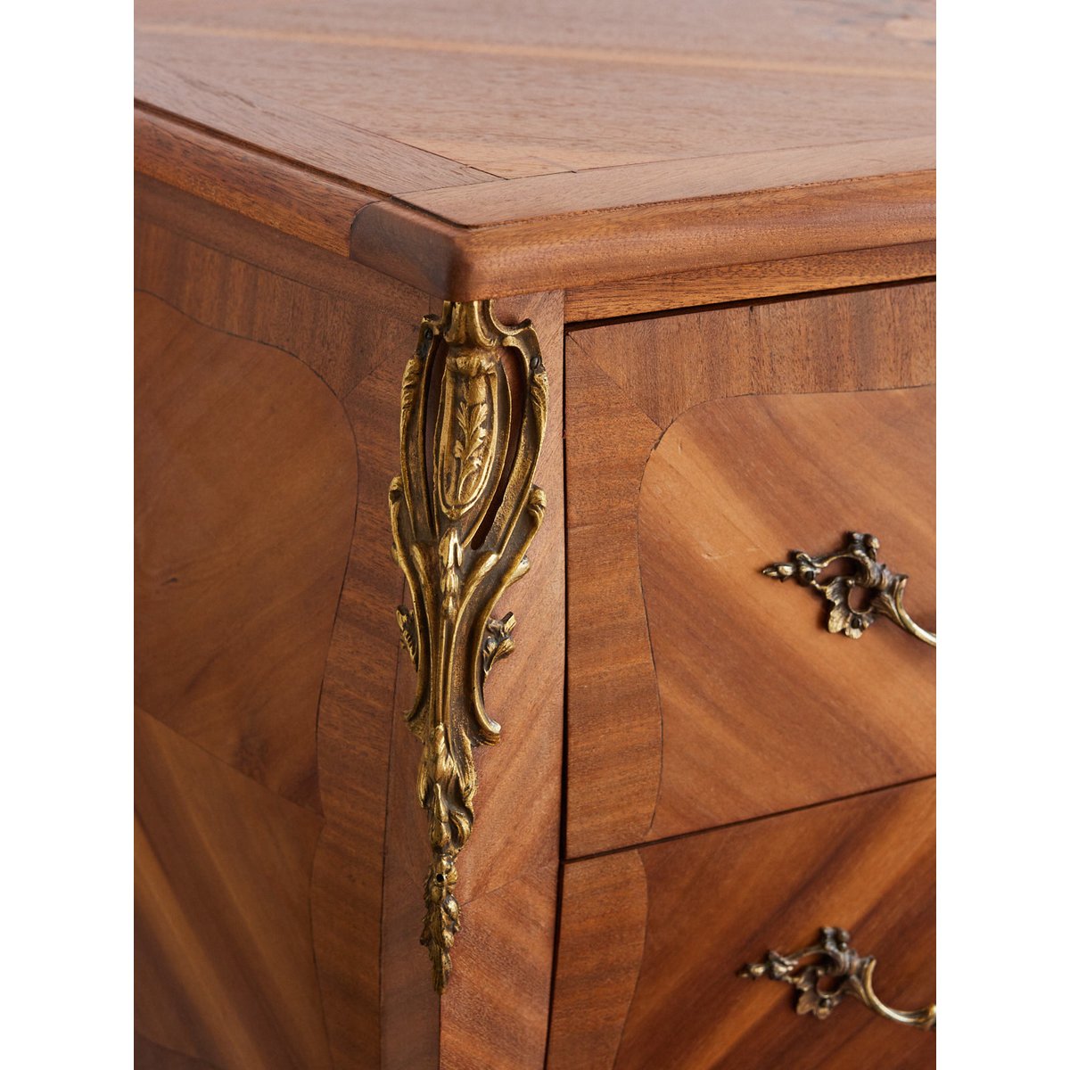 Commode de style Louis XV Garance N°686 - Bon état bois clair, DEBONGOUT