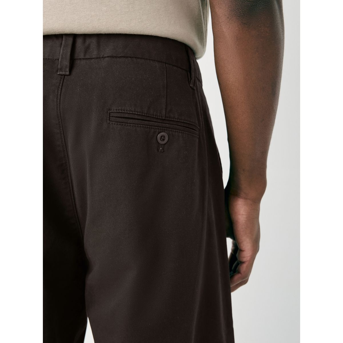 Pantalon chino plissé stretch coupe droite marron, NEXT