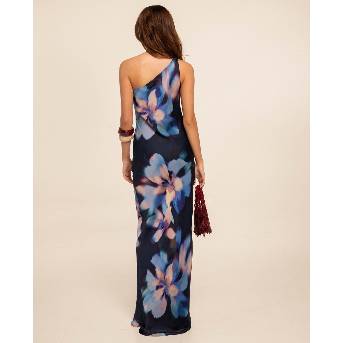 Robe longue coupée en biais avec encolure asymétrique et imprimé floral aquarelle bleu, THE-ARE