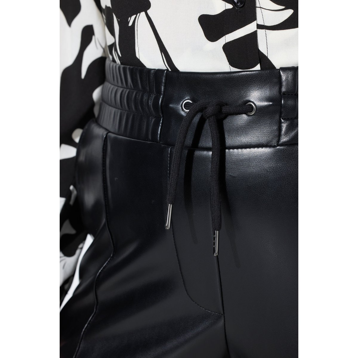 Pantalon 7/8 en similicuir. Passepoils et noir, ULLA POPKEN