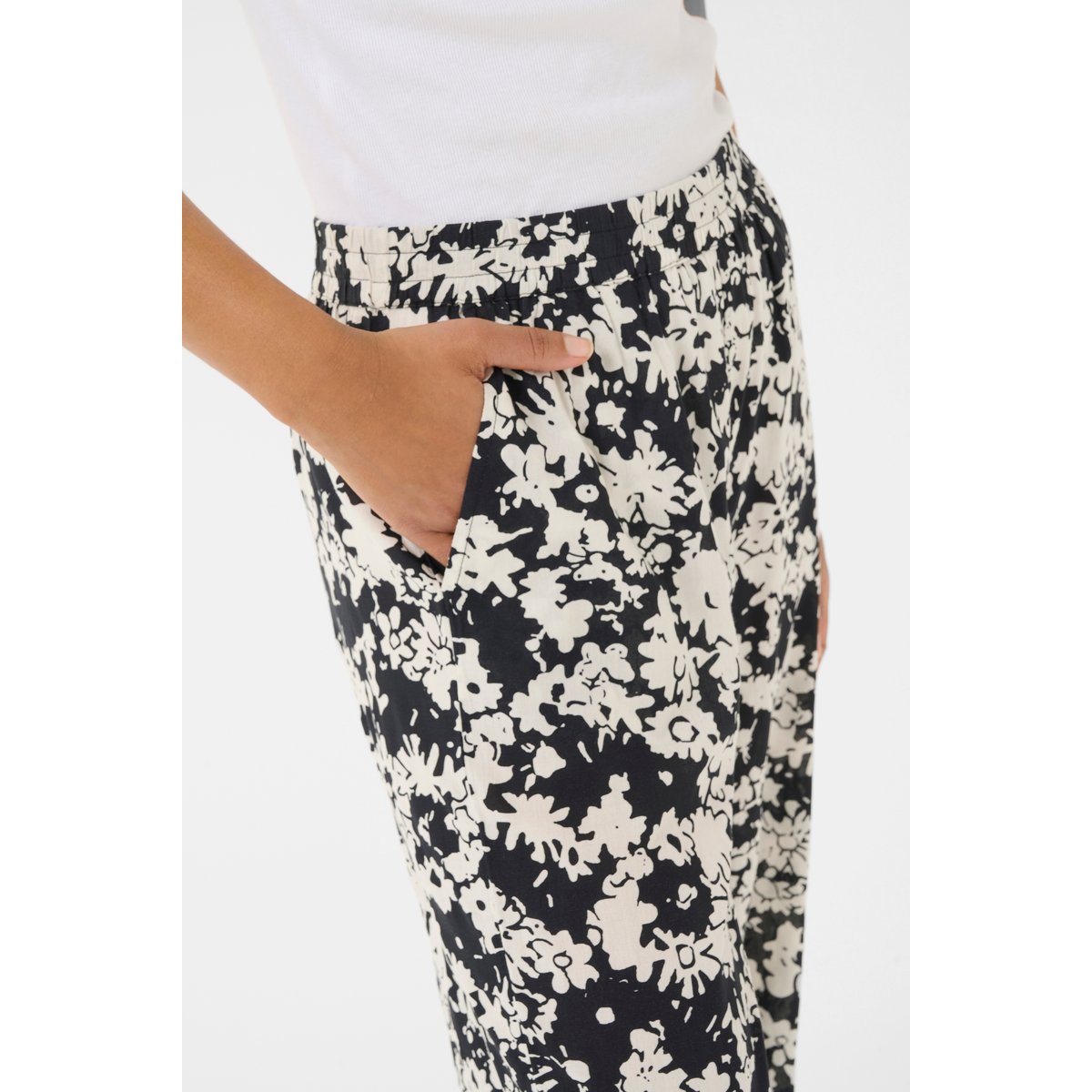 Casual pants noir/blanc turtledove flower print, KAFFE