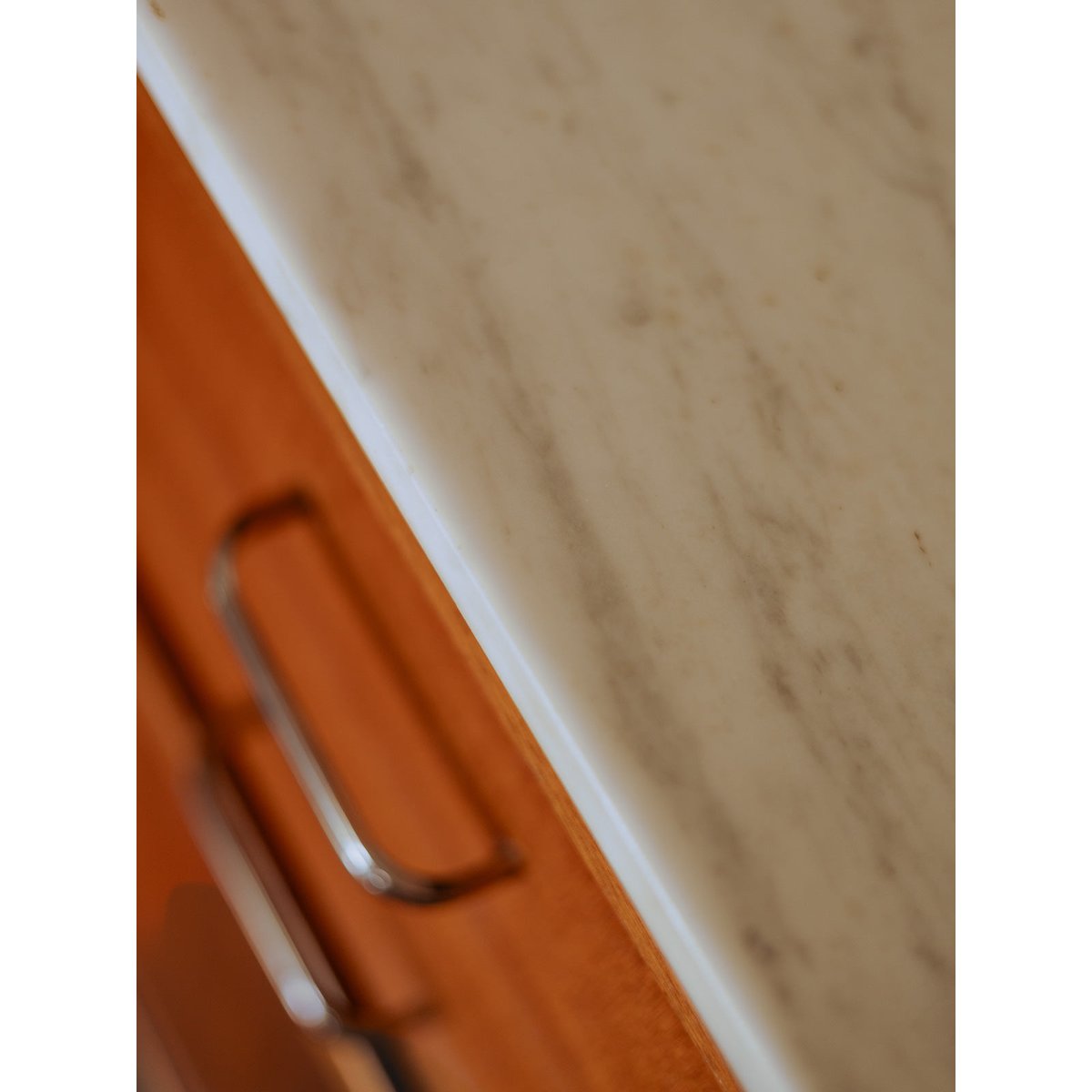 Commode au plateau en marbre blanc Olga N°686 - Bon état bois clair, DEBONGOUT