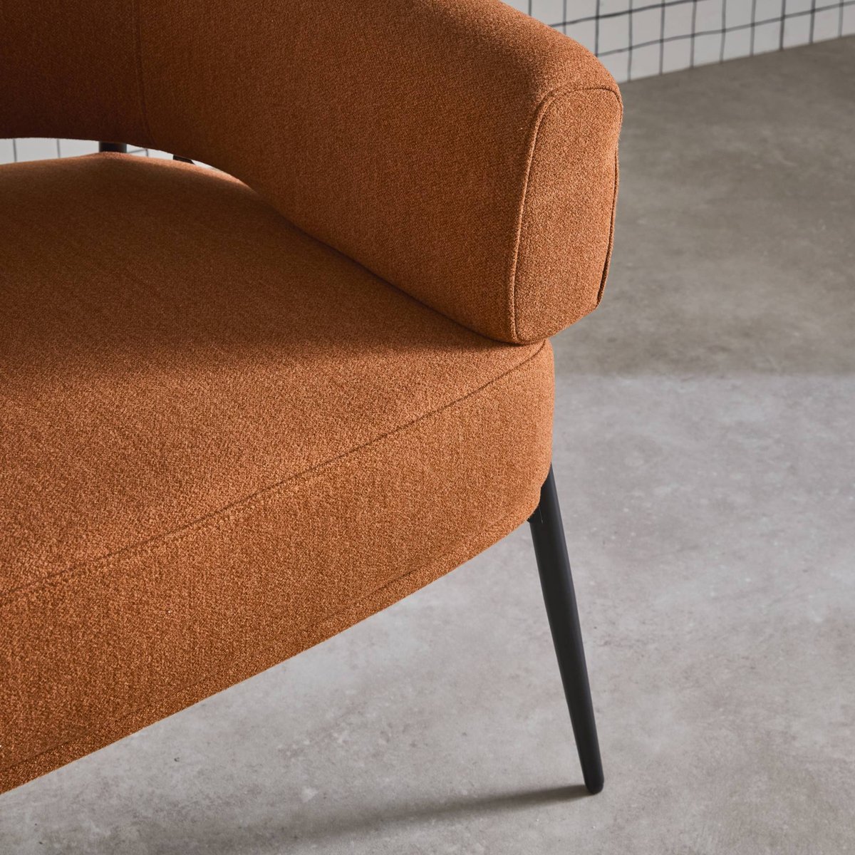 Fauteuil tissu dossier incurvé piétement métal CRISTO moutarde, SWEEEK