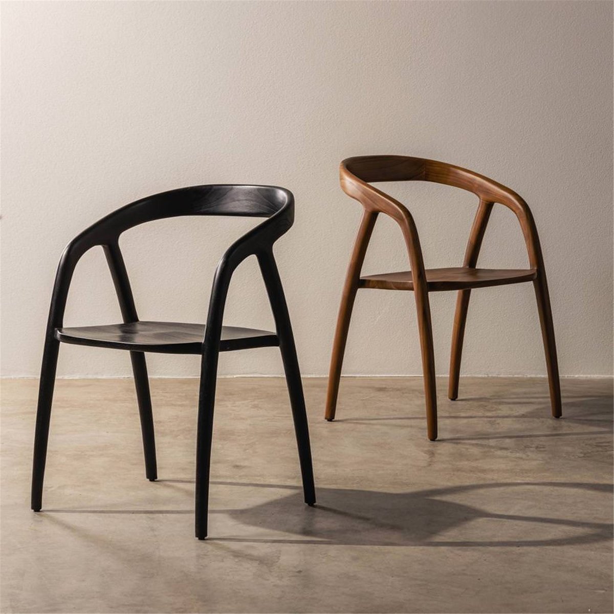 Chaise arrondie en teck collection NIBI OKA noir, RECOLLECTION