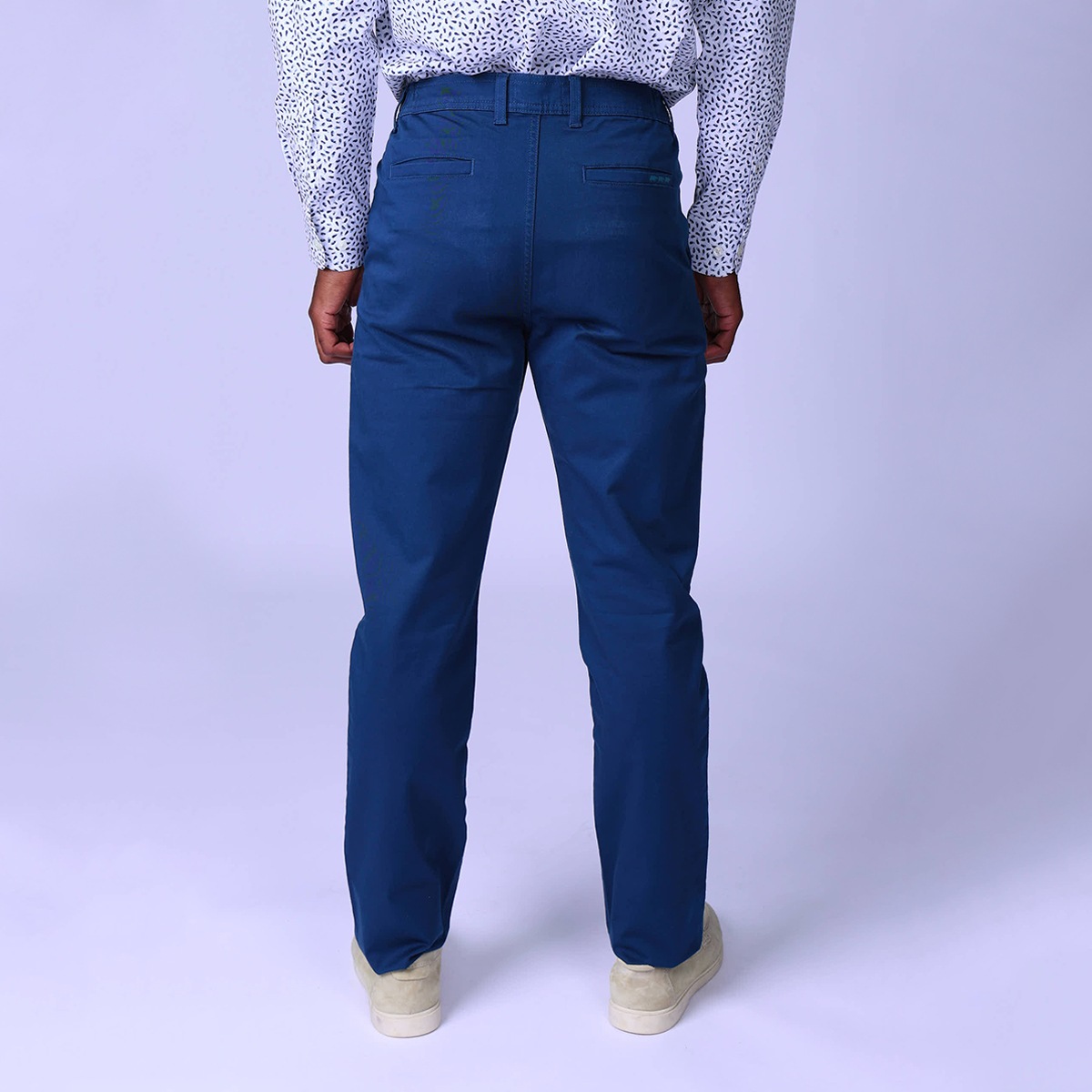 Chino coupe ajustée bleu petrole, MISE AU GREEN