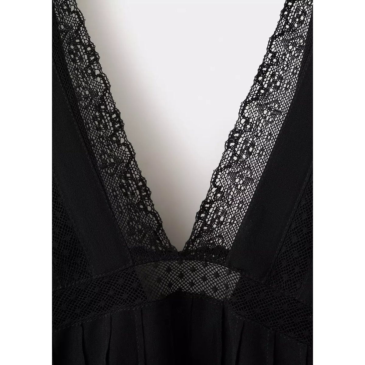 Blouse col en V en dentelle noir, MANGO