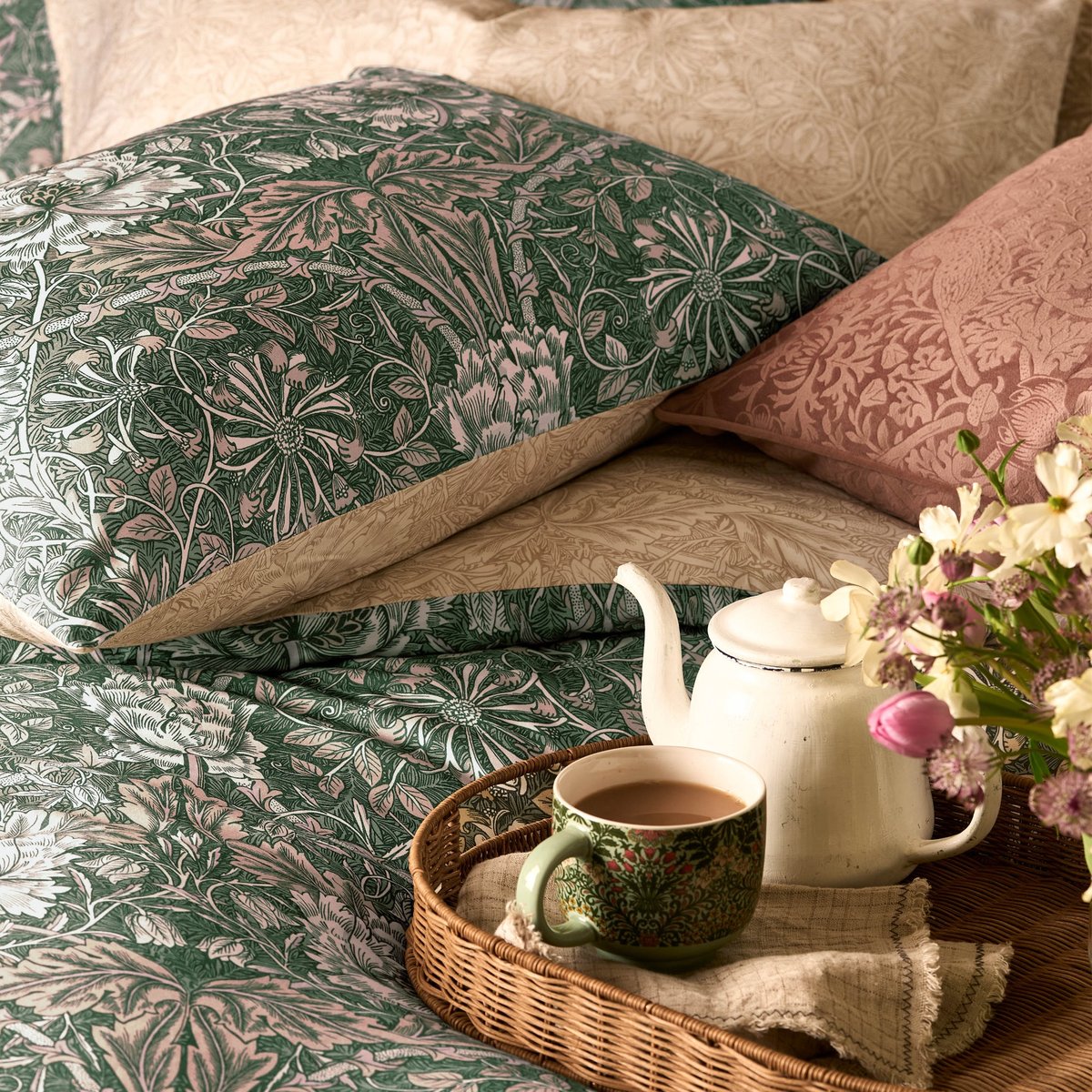 Parure de lit, housse de couette fleurie + 2 taies pour grand  lit 2 personnes Chèvrefeuille et tulipes vert, beige, WILLIAM MORRIS AT HOME