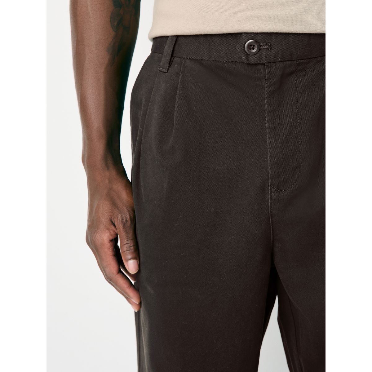 Pantalon chino plissé stretch coupe droite marron, NEXT
