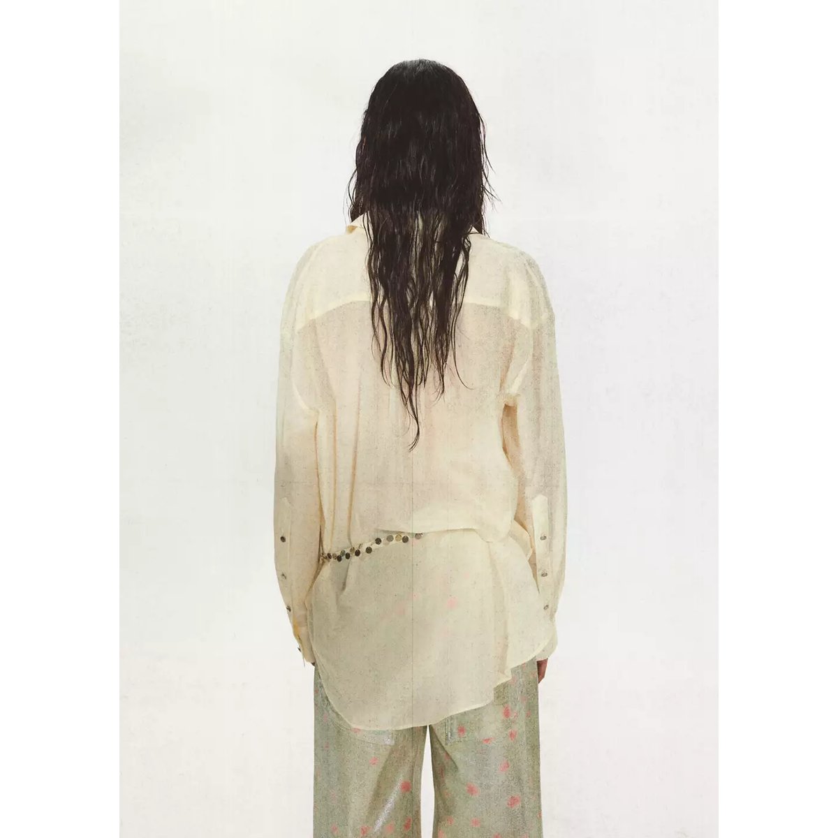 Chemise semi-transparente avec ceinture ornée de perles blanc cassé, MANGO