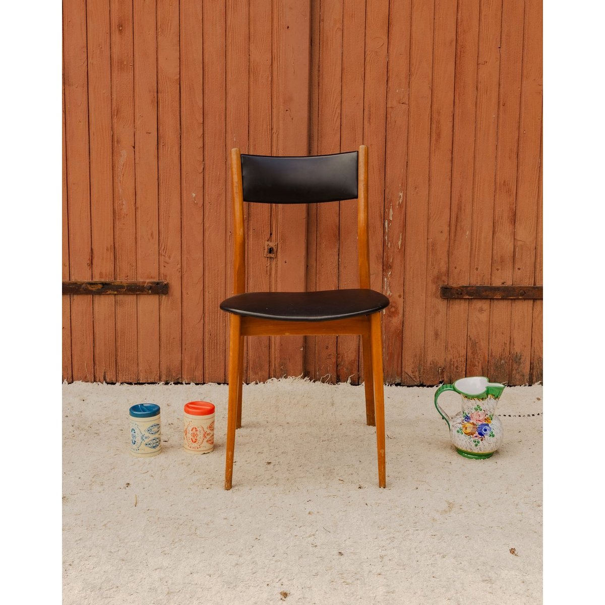 Chaise en bois et cuir noir Alma N°2080 - Bon état bois foncé, DEBONGOUT