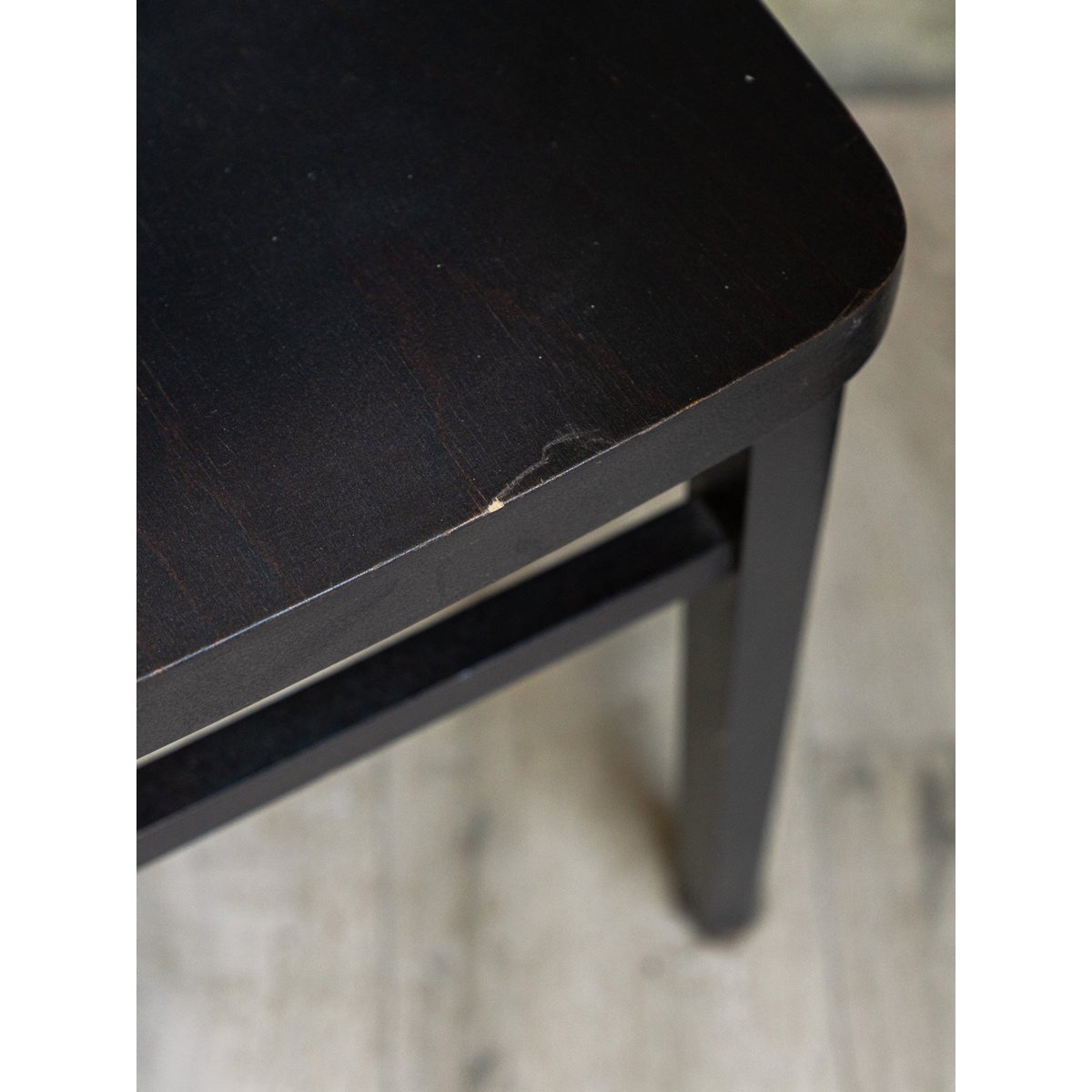 Paire de chaises en bois Claude N°1261 - Bon état bois foncé, DEBONGOUT