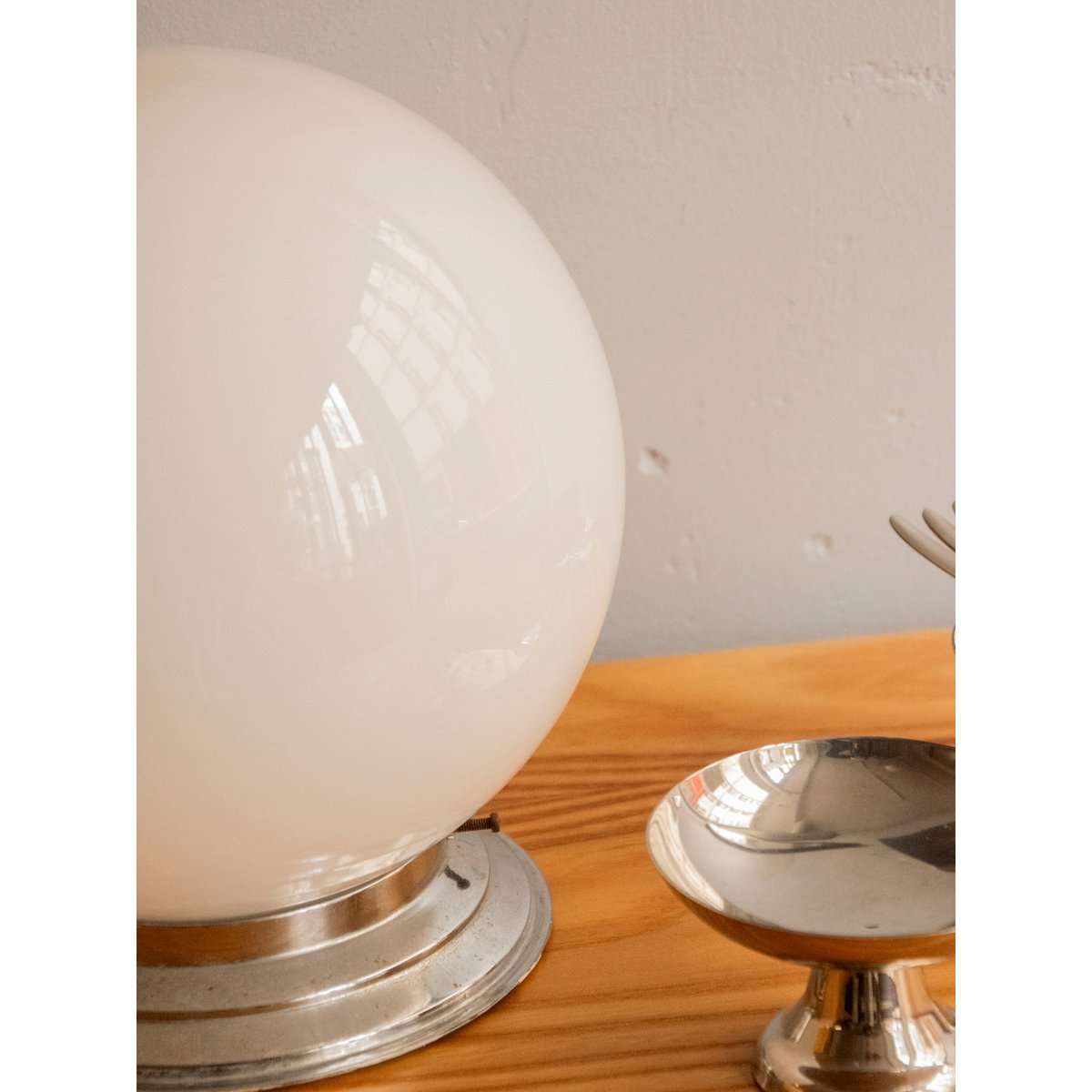 Lampe au globe lumineux en verre opaque Julia N°912 - Bon état blanc, DEBONGOUT