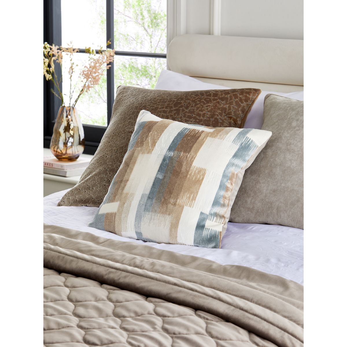 Coussin rétro gravé en velours coupé naturel, NEXT
