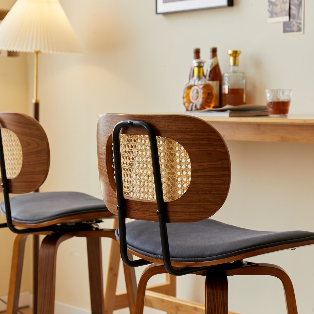 Lot de 2 tabourets de bar, bois et cannage, ALESUND noir, NORDLYS