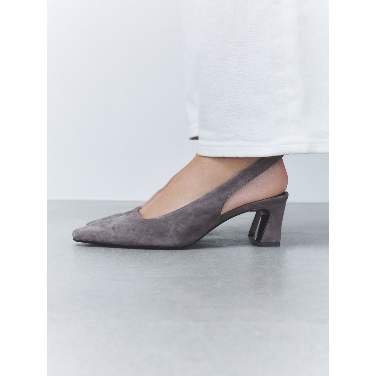 Chaussures en daim bride arrière/talon carré gris, NEXT