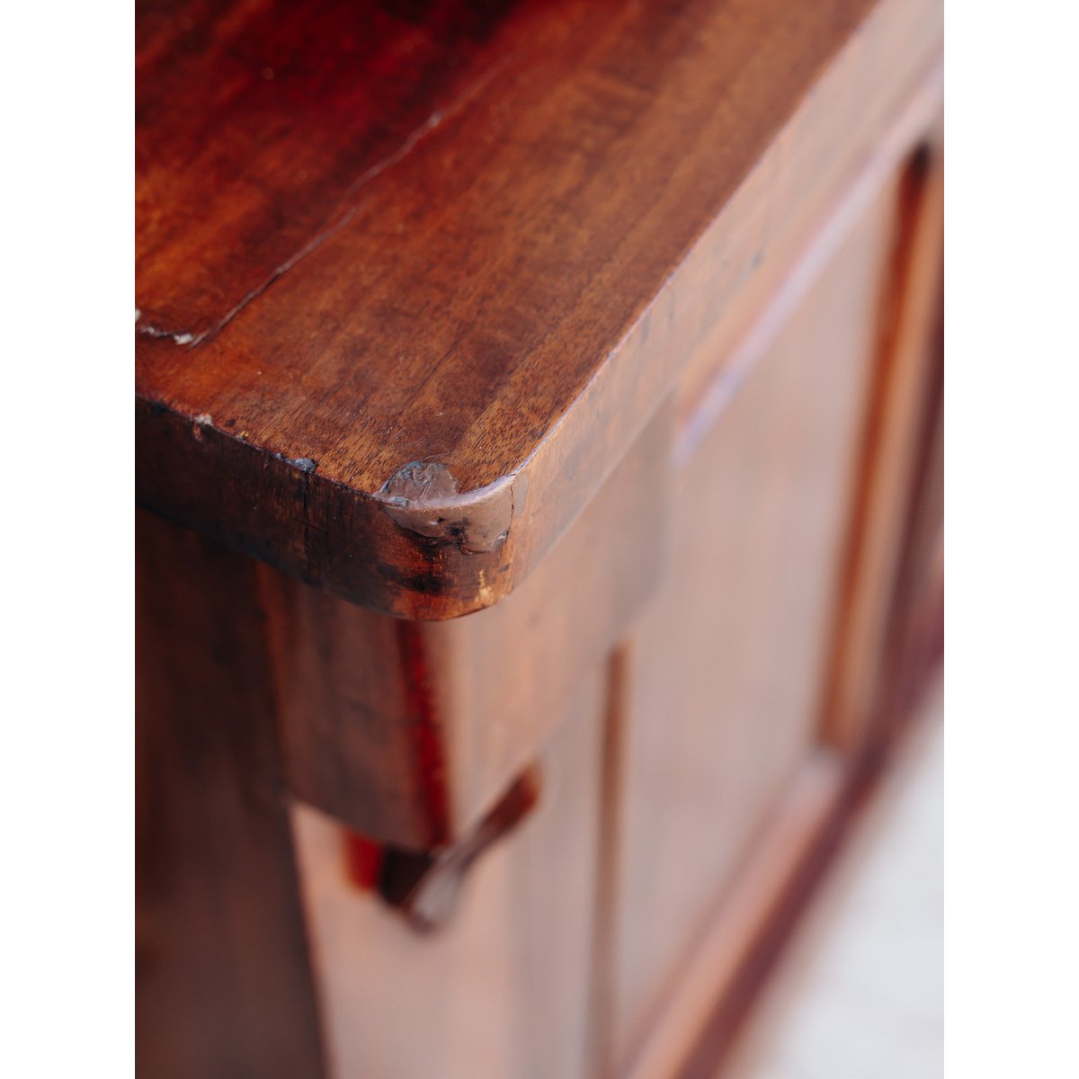 Buffet fin en bois foncé Gilbert N°605 - Bon état bois foncé, DEBONGOUT